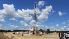 800px-Oil_Drilling_Rig_Saline_Township_Michigan-e1395188473843